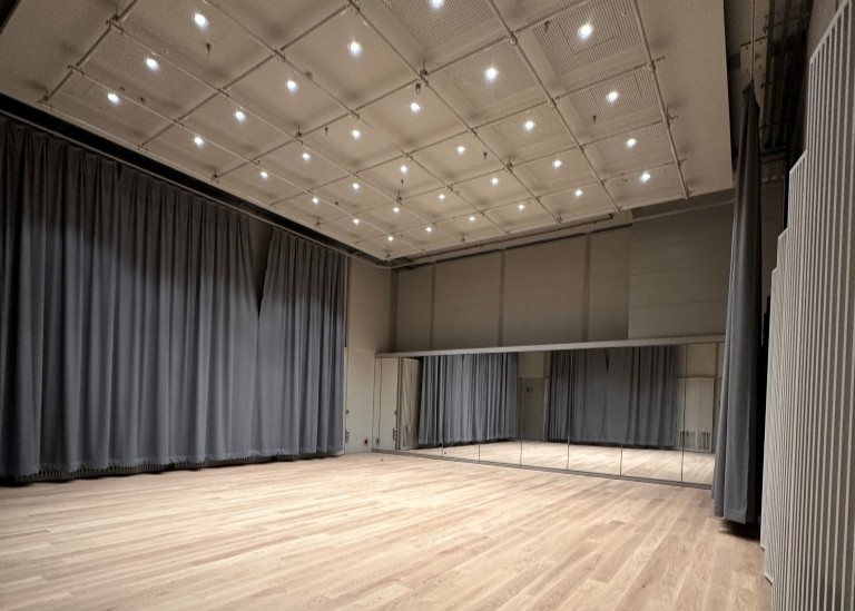 recital room crop
