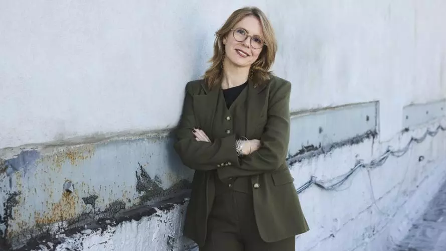 Anna Clyne leaning against a wall