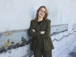 Anna Clyne leaning against a wall