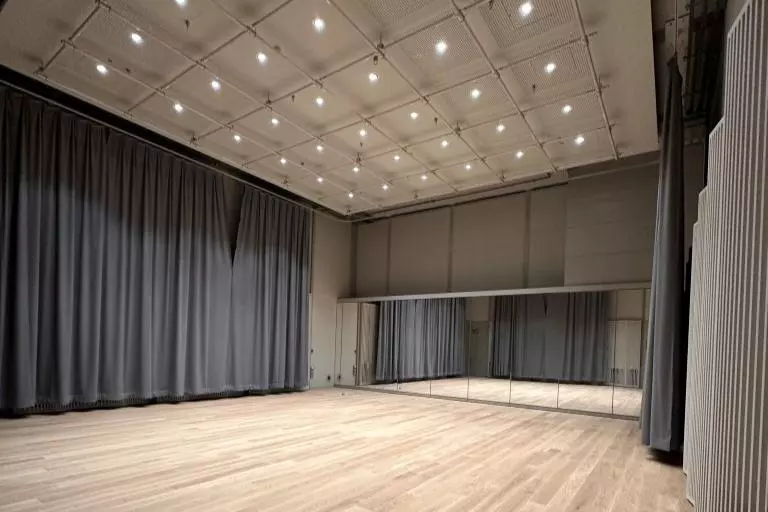 recital room crop